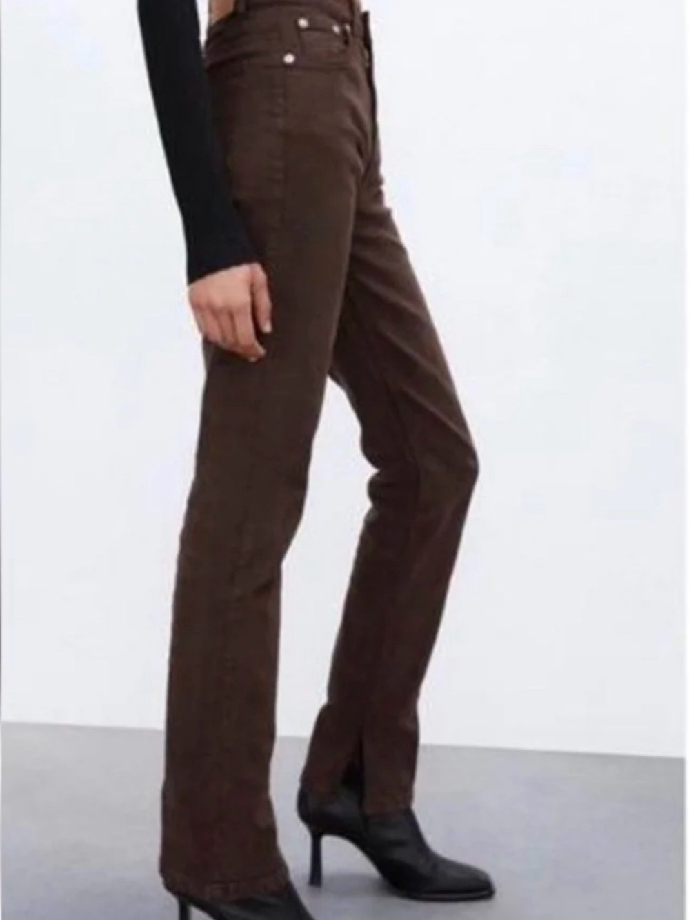 The 90s jeans with split hem, chocolate brown